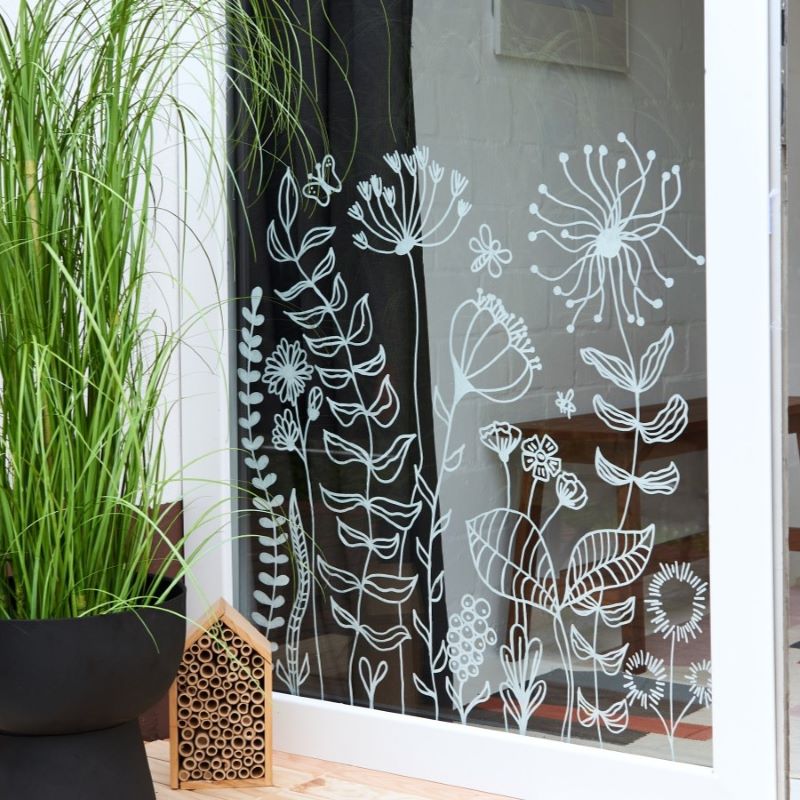 Blumenmotiv als Fensterschmuck mit Kreidemarkern gemalt