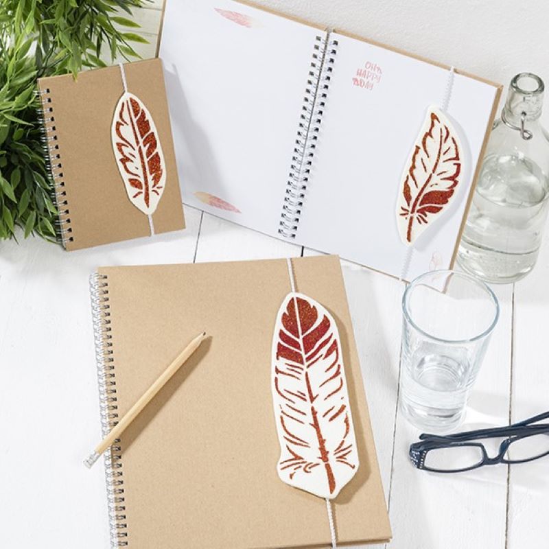 Lesezeichen, Notizbücher und Stift